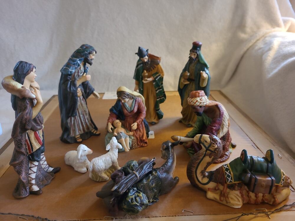 Vintage Heritage 11-piece Porcelain Nativity Set Christmas Figurine Collection